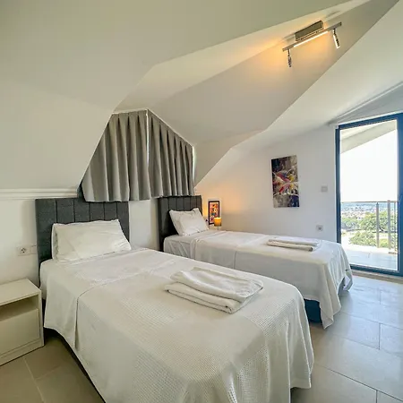 Alya, Spacious 4 Bed With Private Pool フェティエ