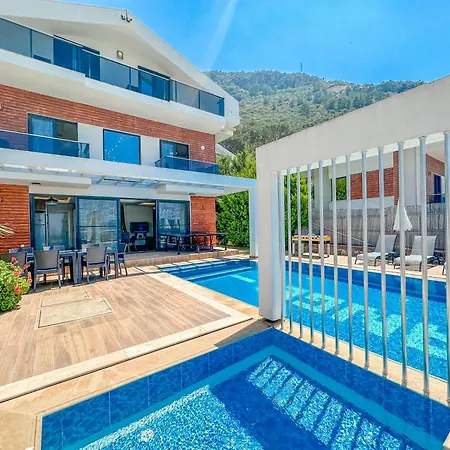 Villa Alya, Spacious 4 Bed With Private Pool *