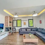Alya, Spacious 4 Bed With Private Pool Βίλα *
