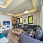 Alya, Spacious 4 Bed With Private Pool * Φετιγιέ