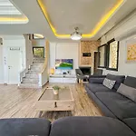 Alya, Spacious 4 Bed With Private Pool