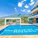 Alya, Spacious 4 Bed With Private Pool Φετιγιέ