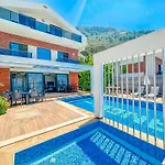Alya, Spacious 4 Bed With Private Pool Φετιγιέ