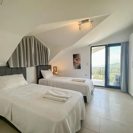 Alya, Spacious 4 Bed With Private Pool *