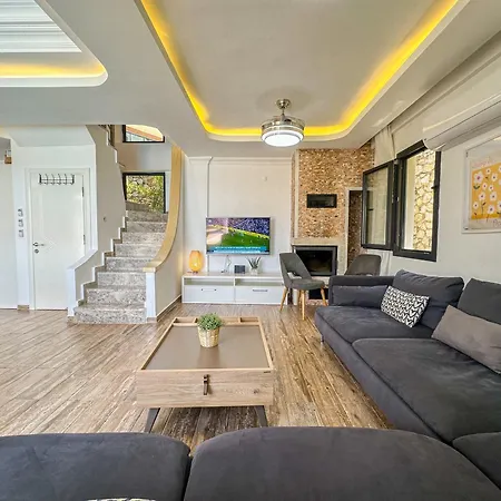 Alya, Spacious 4 Bed With Private Pool