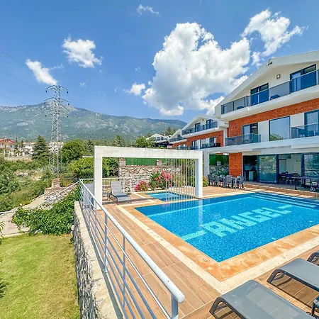 Alya, Spacious 4 Bed With Private Pool