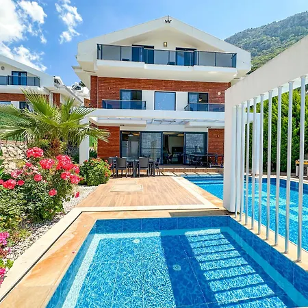 Alya, Spacious 4 Bed With Private Pool فيلة